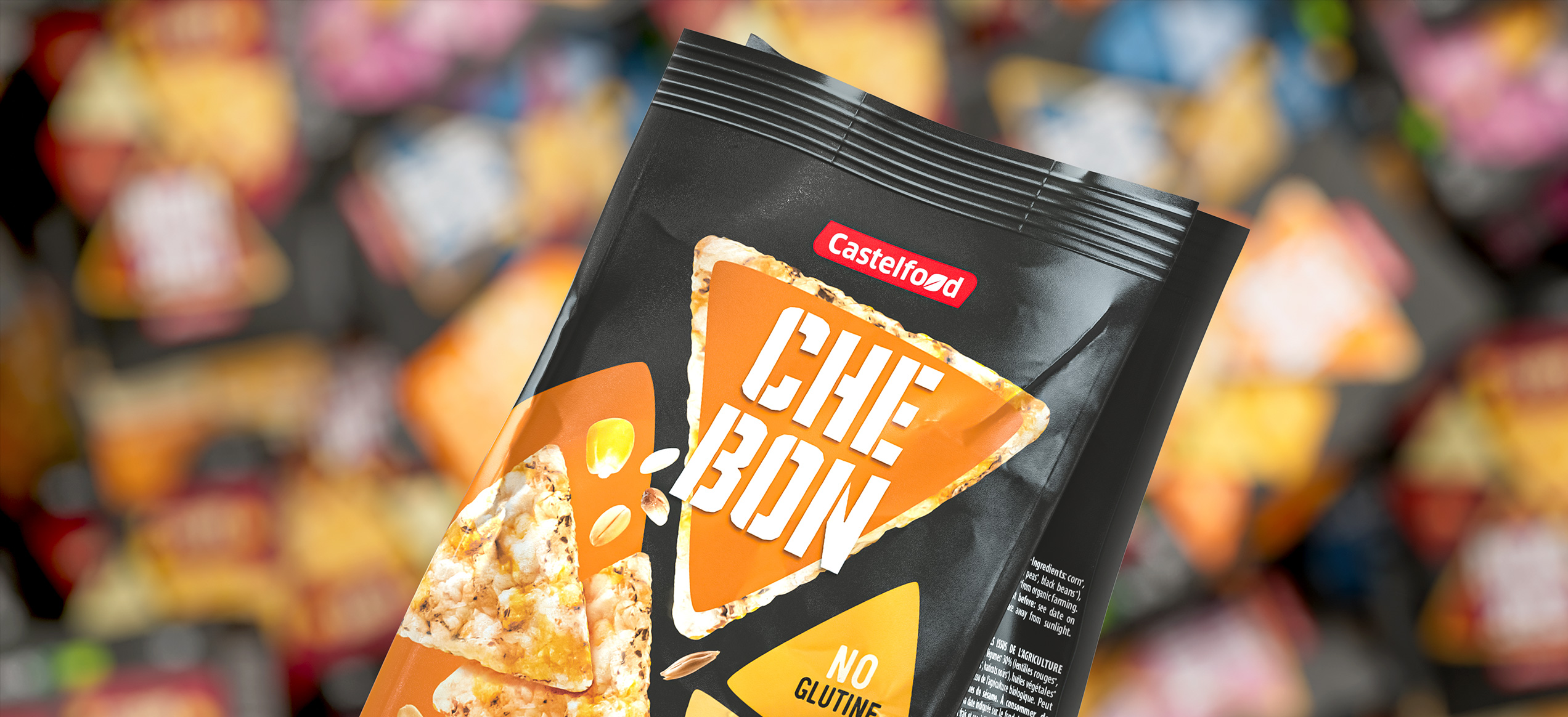 Dettaglio della confezione Che Bon Castelfood con triangoli croccanti e grafica arancione su sfondo sfocato