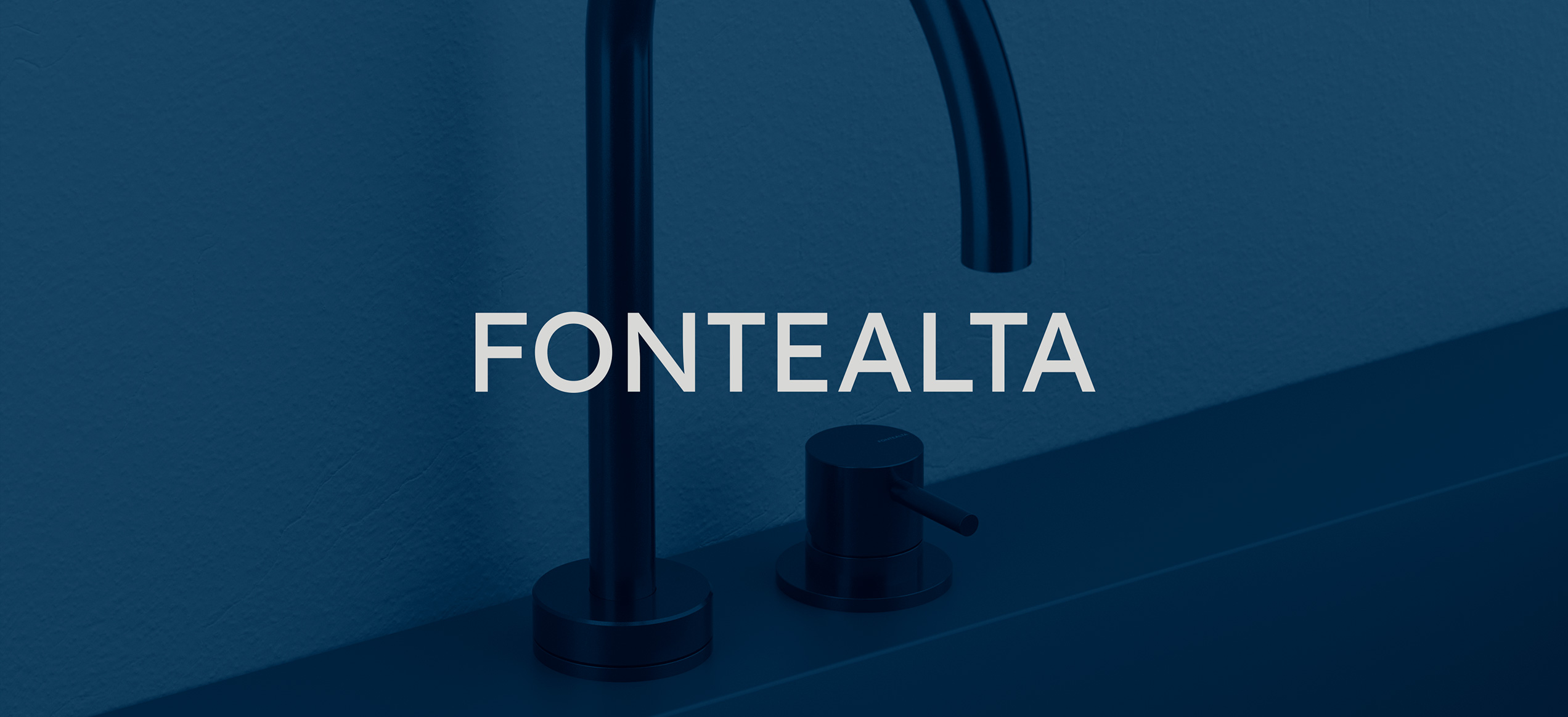 Logo Fontealta su sfondo blu intenso con dettaglio di rubinetto minimale in primo piano