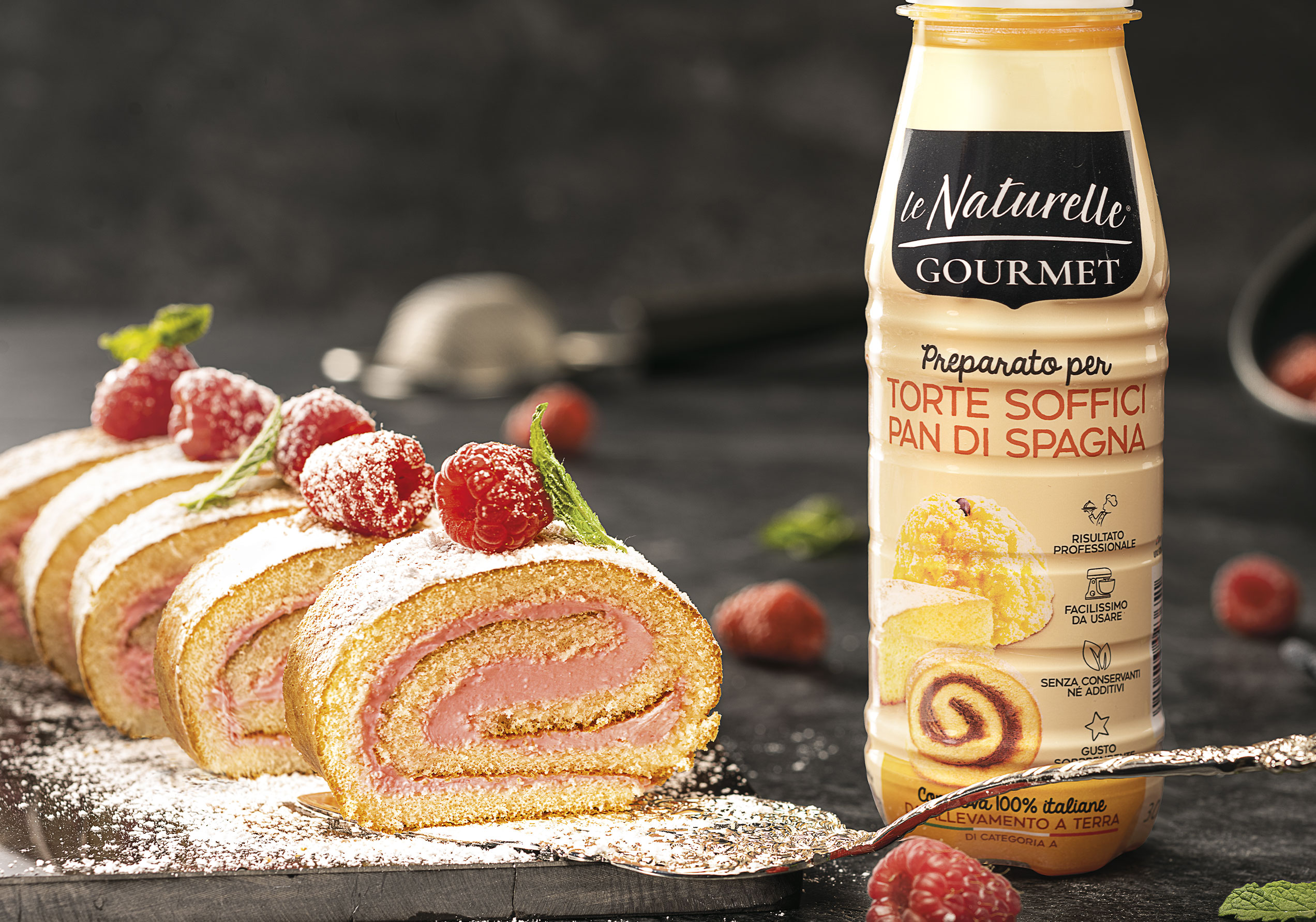Rotolo dolce con crema rosa e lamponi freschi, preparato con Le Naturelle Gourmet per Torte Soffici e Pan di Spagna