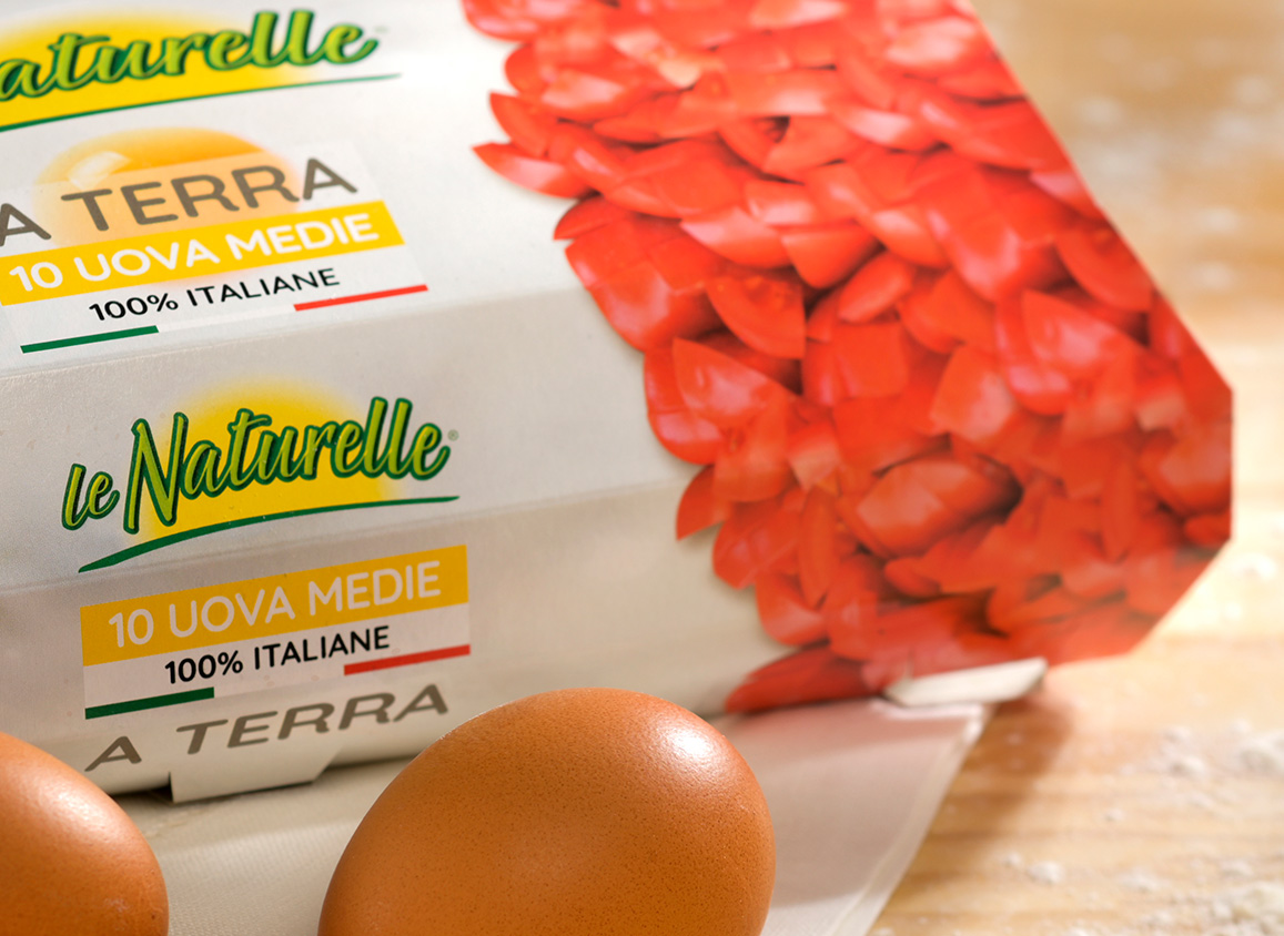 Dettaglio packaging Le Naturelle Tricolore con pomodori rossi e uova medie italiane