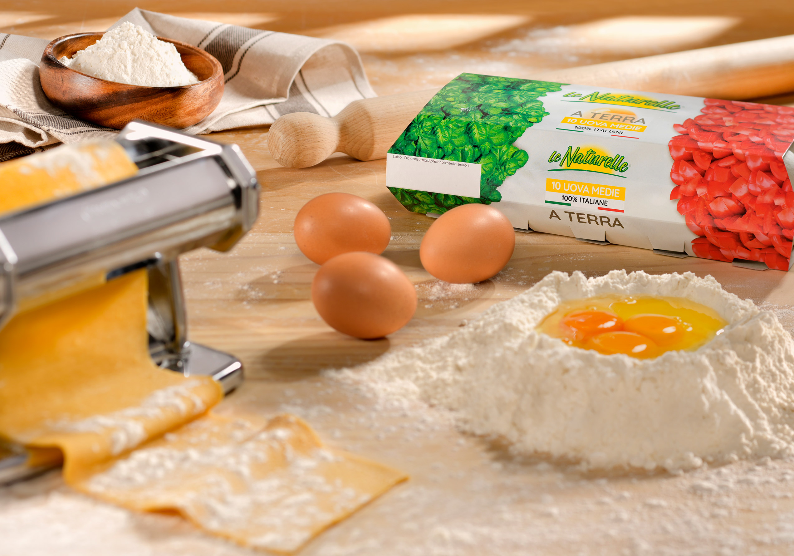 Sfoglia fresca fatta in casa con uova Le Naturelle e packaging Tricolore con basilico e pomodoro