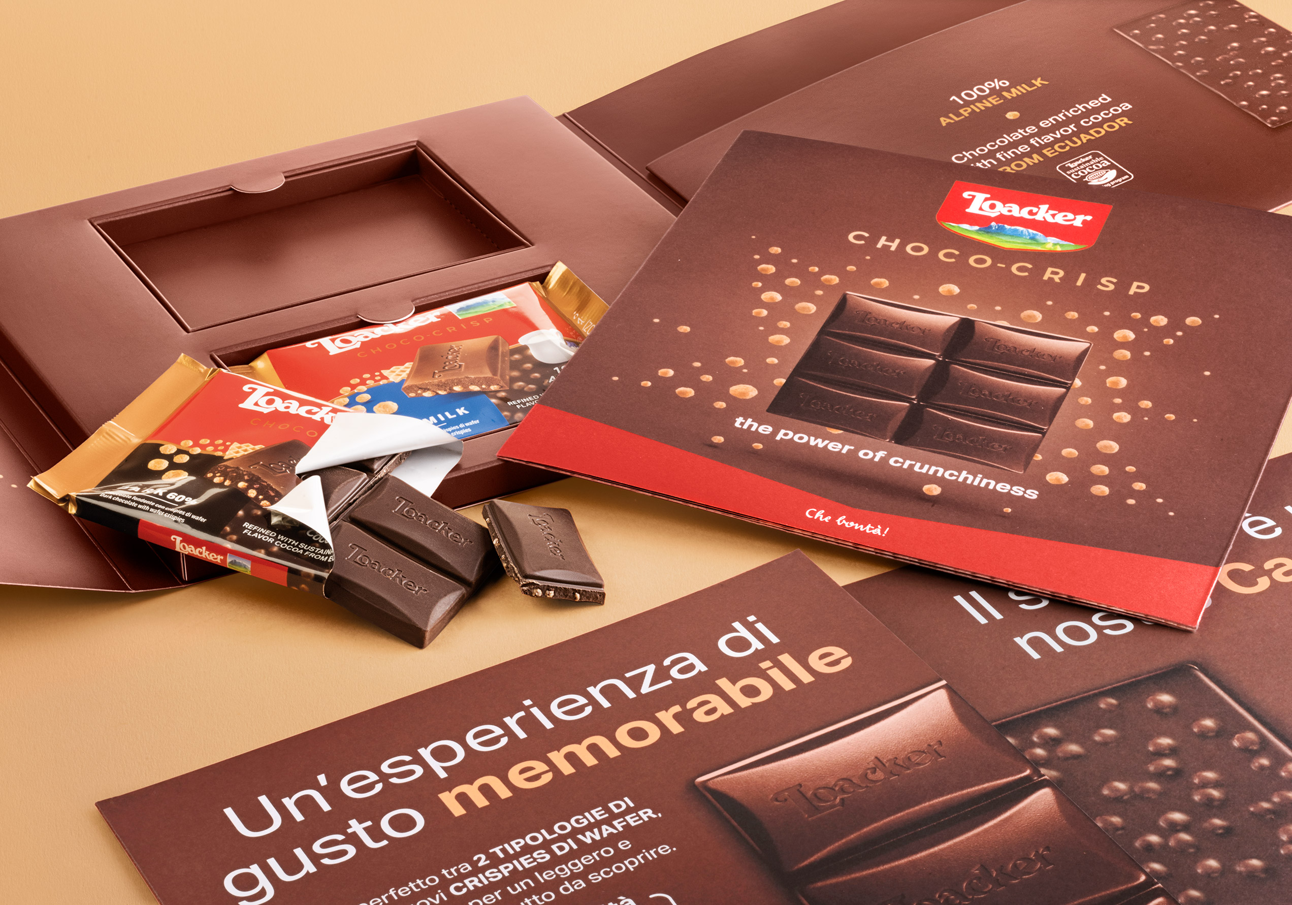 Kit Loacker Choco-Crisp con cioccolatini aperti e materiale informativo sulla croccantezza del prodotto