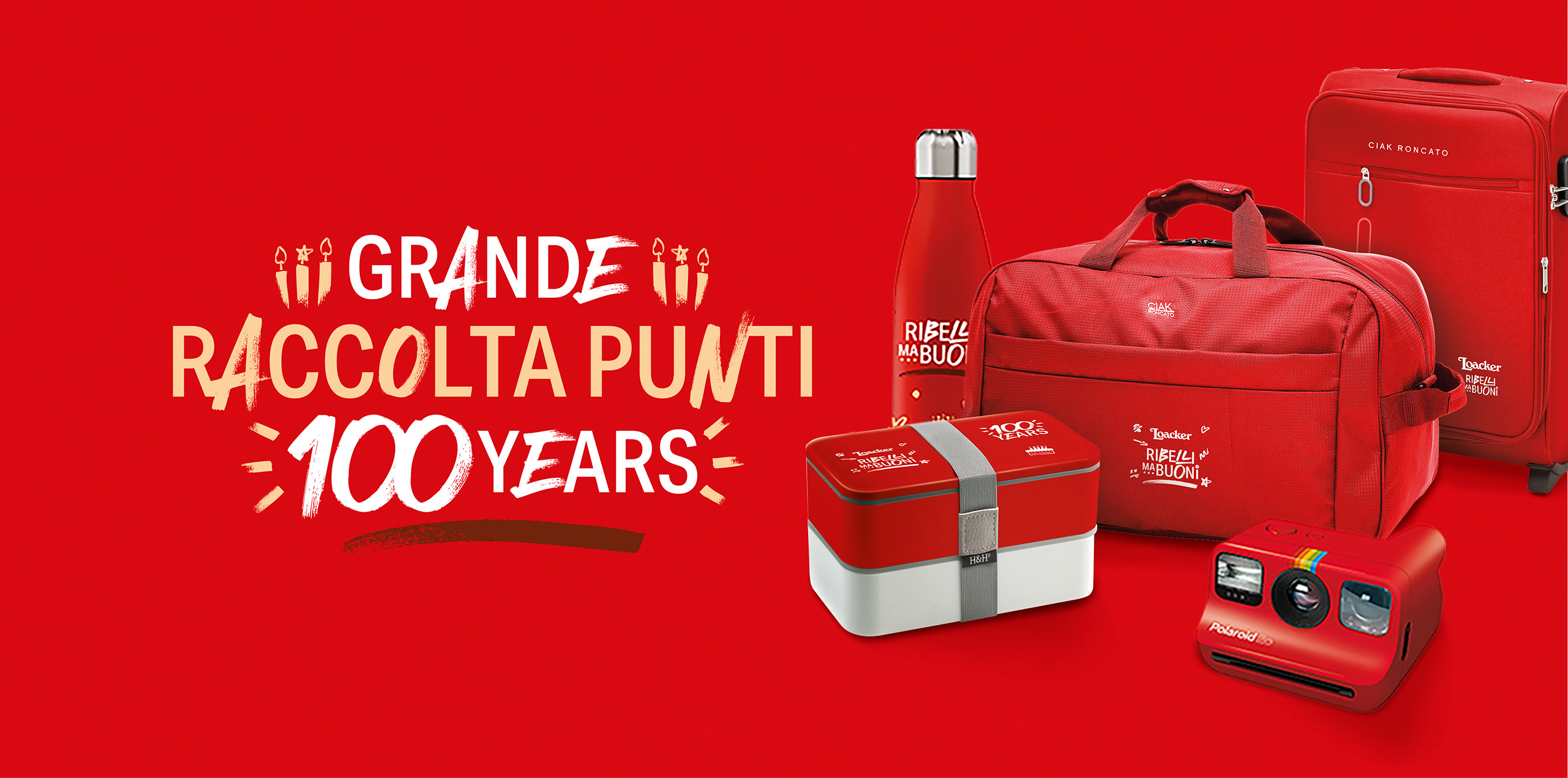 Premi rossi Loacker in edizione speciale 100 anni su sfondo rosso con scritta “Grande Raccolta Punti 100 Years”, tra cui valigia, borsa, borraccia, macchina fotografica, lunch box e speaker