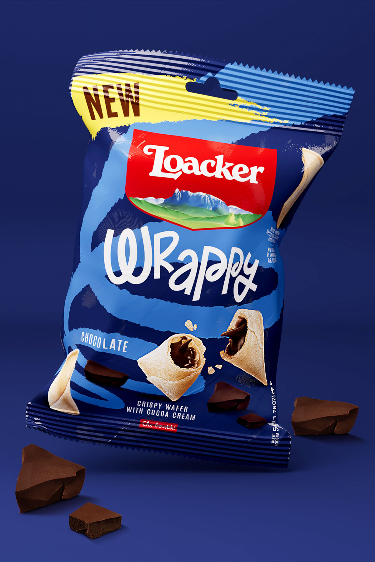 Confezione singola di Loacker Wrappy gusto chocolate su sfondo blu, con pezzi di cioccolato sparsi