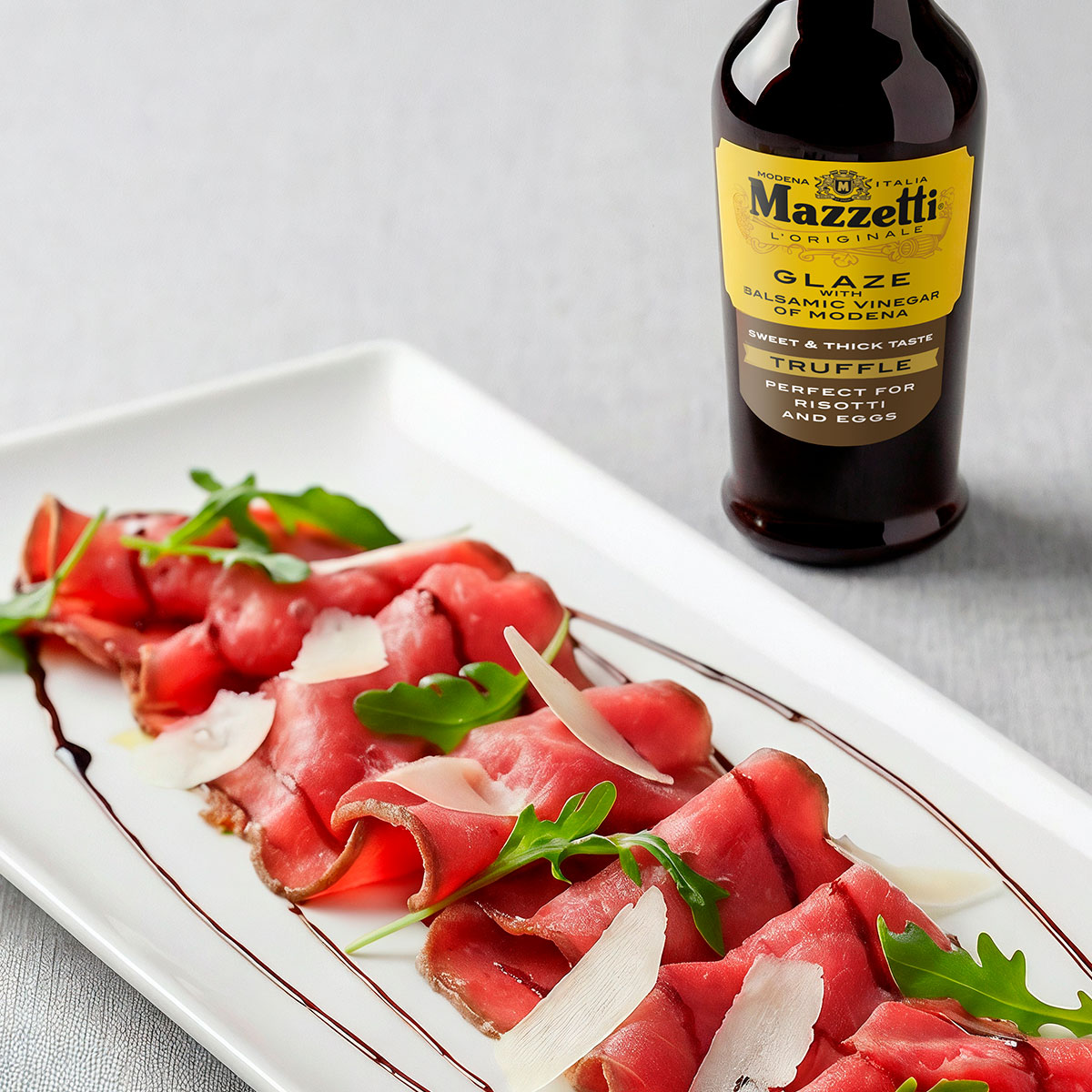 Tre confezioni Loacker Wrappy hazelnut su fondo rosso brillante, in evidenza il design del pack