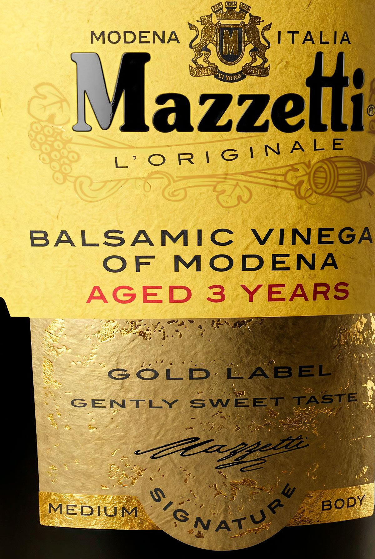 Tre confezioni Loacker Wrappy hazelnut su fondo rosso brillante, in evidenza il design del pack