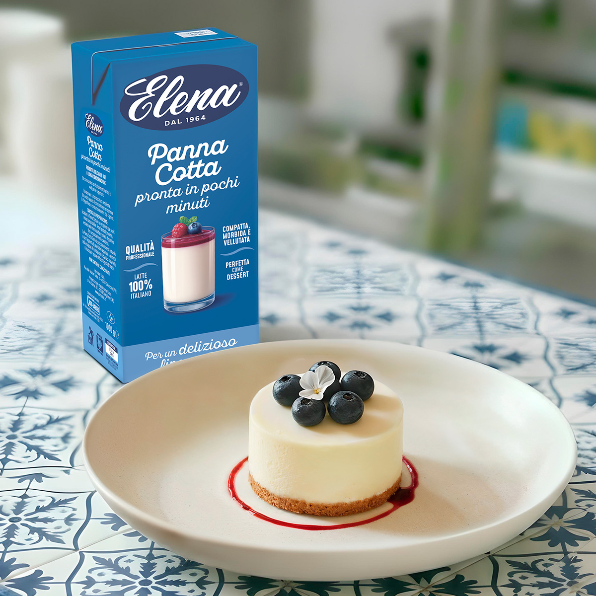 Tre confezioni Loacker Wrappy hazelnut su fondo rosso brillante, in evidenza il design del pack