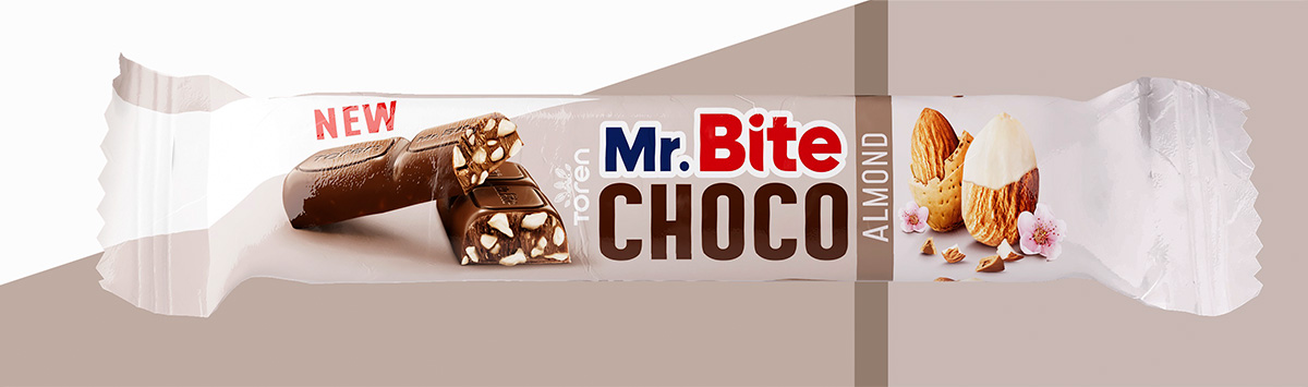 Barretta Mr. Bite Choco Almond con ripieno e mandorle su sfondo beige
