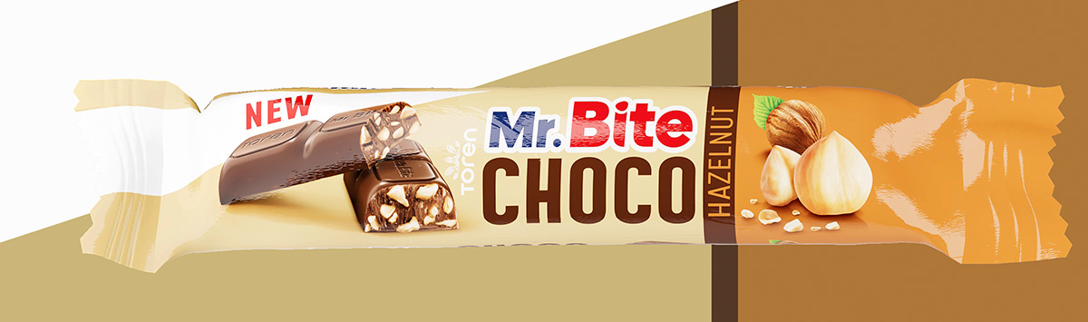 Barretta Mr. Bite Choco Hazelnut con ripieno e nocciole su sfondo caramello